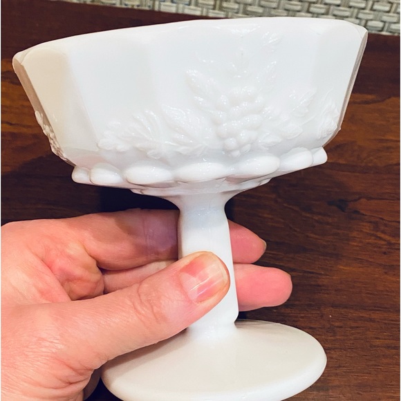 🌟HP🌟VTG 1950s Westmoreland Milk Glass Grape Pattern Compote - Picture 3 of 6